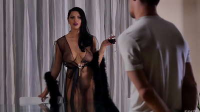 A puta Kira Queen convidou sua vizinha para um chá e fodeu-o na mesa de jantar